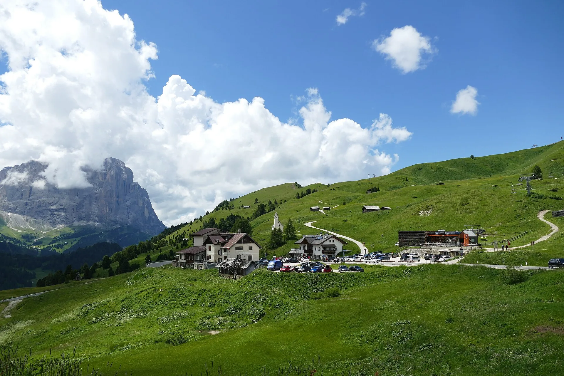Groene bergweiden bij de Passo Gardena