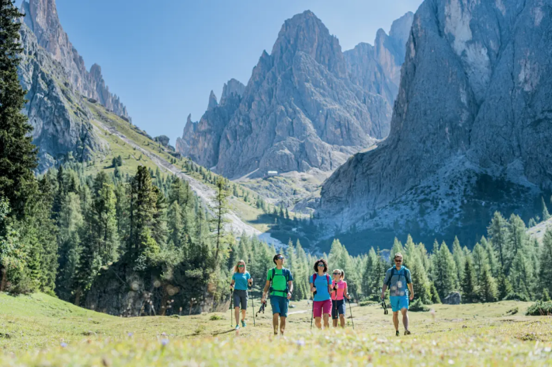Wandelaars bij de Langkofelscharte in Val Gardena