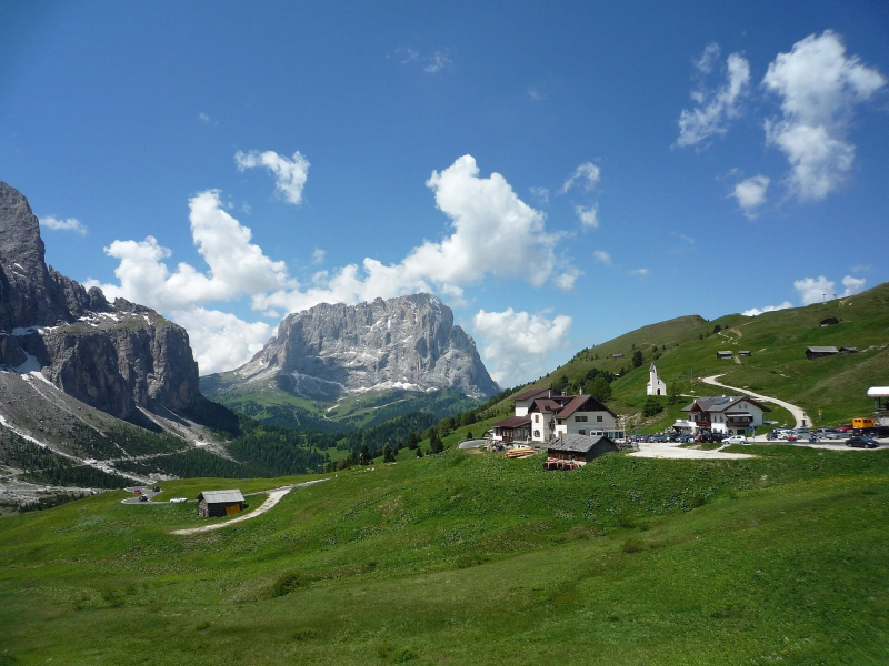 Berghut aan de Passo Gardena met rotsen op de achtergrond