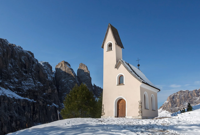 Kapel op de Passo Gardena in de sneeuw