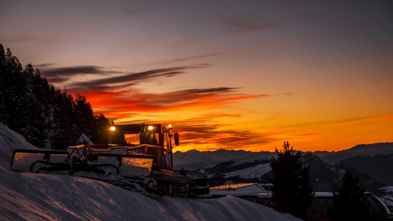 Piste bully bij zonsondergang