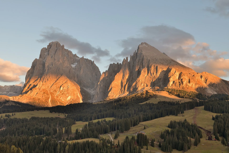De Langkofel en Plattkofel in avondlicht boven de Seiser Alm