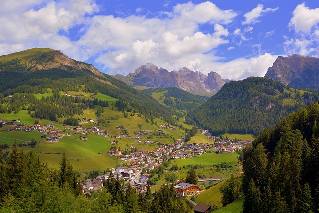Luchtfoto van het dal bij Santa Cristina in Val Gardena