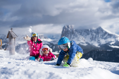 Familie in de sneeuw in Val Gardena