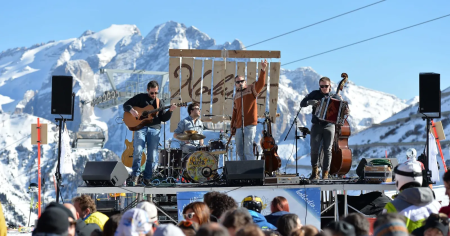 Band op het podium tijdens Rock the Dolomites