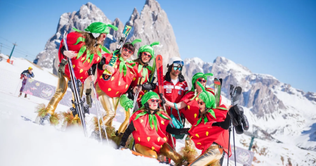 Verklede skiërs tijdens de Spring Race Party
