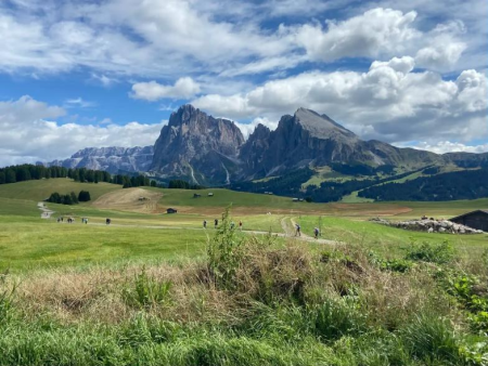 Klein bergmeertje met groene weiden en dolomietrotsen op de achtergrond – Natuurbelevingspad PanaRaida, Val Gardena
