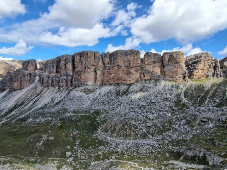 Grindpad met houten hek over de Seiser Alm – Paula-en-Hans-Stegerpad over de Seiser Alm, Val Gardena