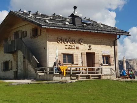 Massieve dolomietwand met puinhellingen eronder – Cir, Crespëina en de Puezhut, Val Gardena