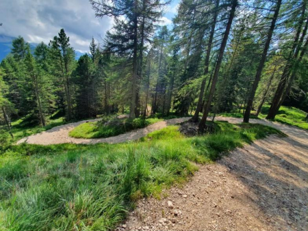 Berghut met houten gevel en terras op een hoogvlakte – Pad 17 naar de Forcella de Forces de Siëles, Val Gardena